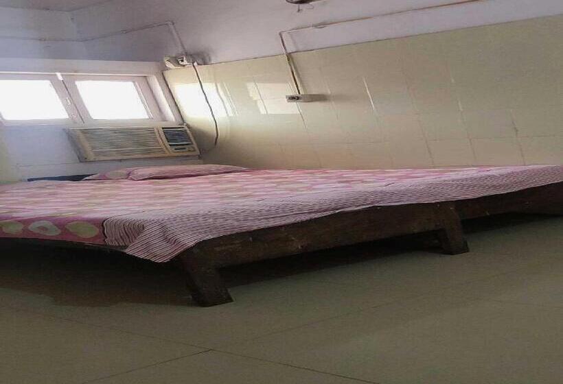 三人经典房间, Swaraj Guest House