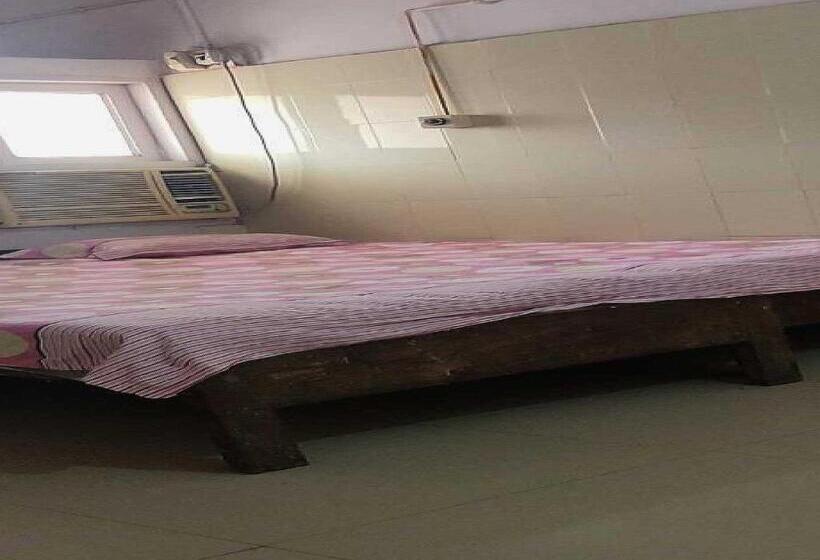 三人经典房间, Swaraj Guest House