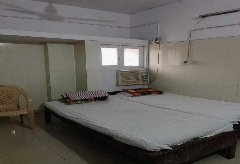 三人经典房间, Swaraj Guest House