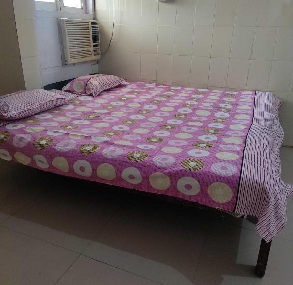 三人经典房间, Swaraj Guest House