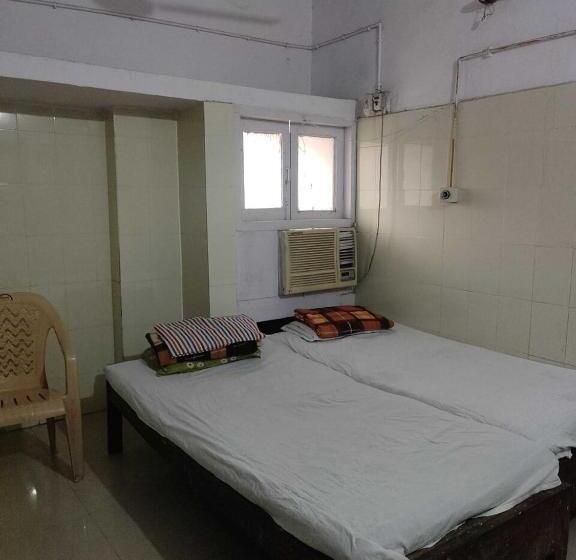 三人经典房间, Swaraj Guest House