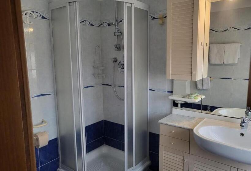 标准三人间, Villa Rosa