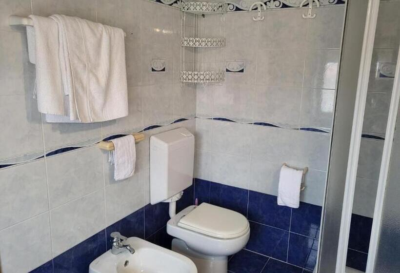 标准三人间, Villa Rosa