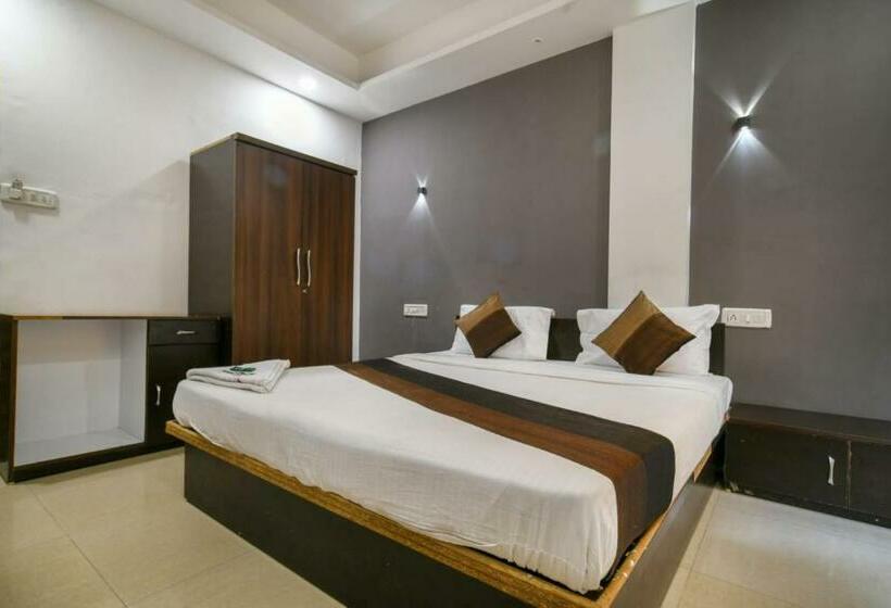 غرفة ديلوكس, Aarav