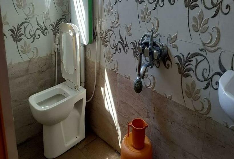 Quarto Economy, Staymaker Anjaneya Comforts