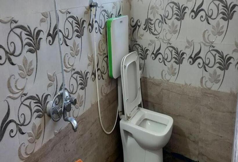 Quarto Triplo Economy, Staymaker Anjaneya Comforts