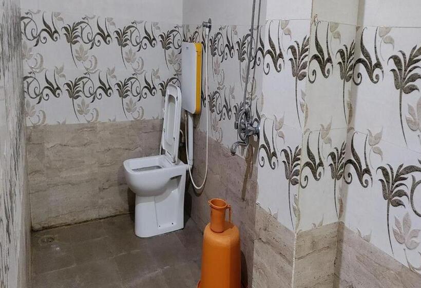 Quarto Triplo Economy, Staymaker Anjaneya Comforts