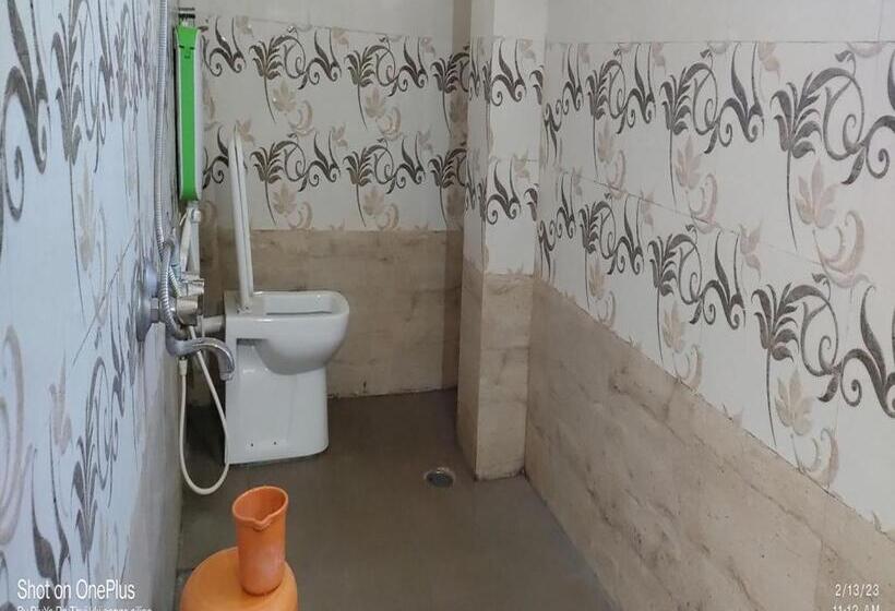 Quarto Triplo Economy, Staymaker Anjaneya Comforts