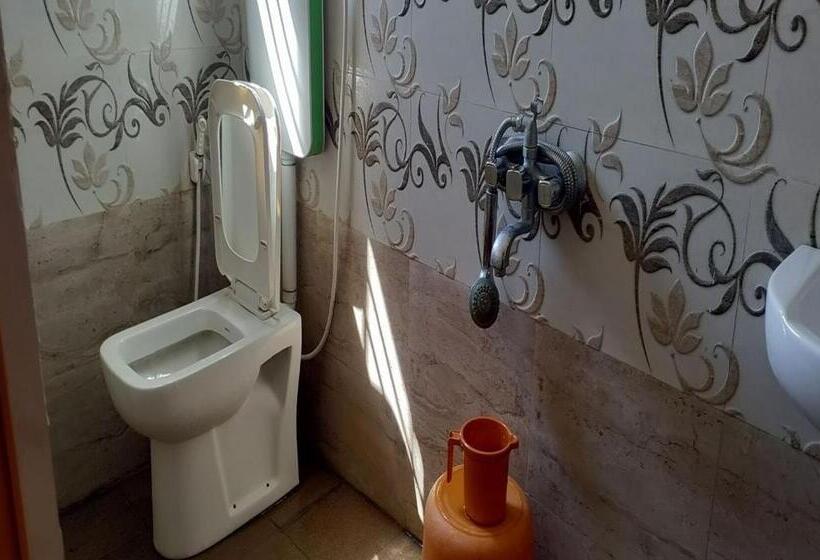 Quarto Triplo Economy, Staymaker Anjaneya Comforts