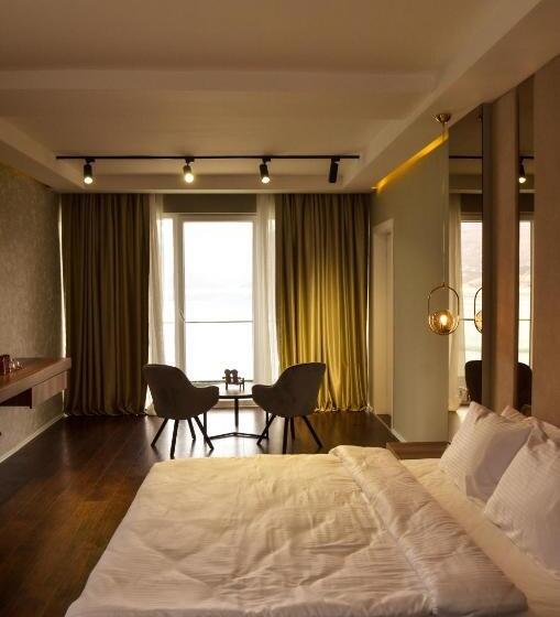 اتاق لوکس, Cami