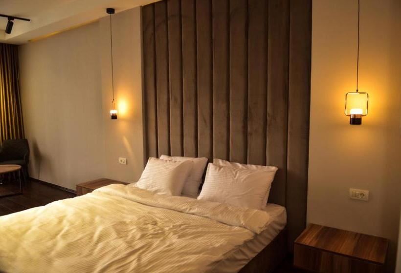 Suite with lake view, Cami