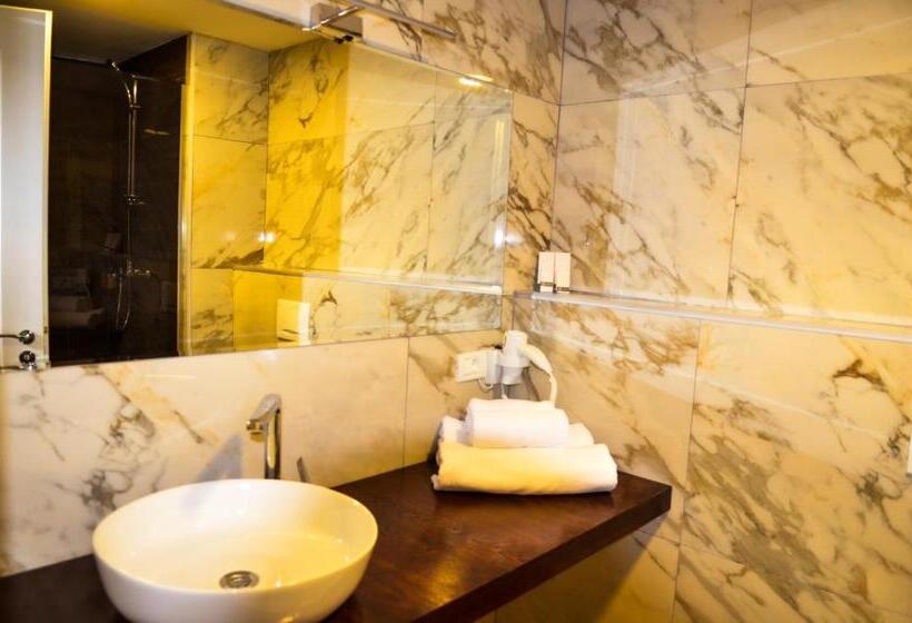 Suite with lake view, Cami