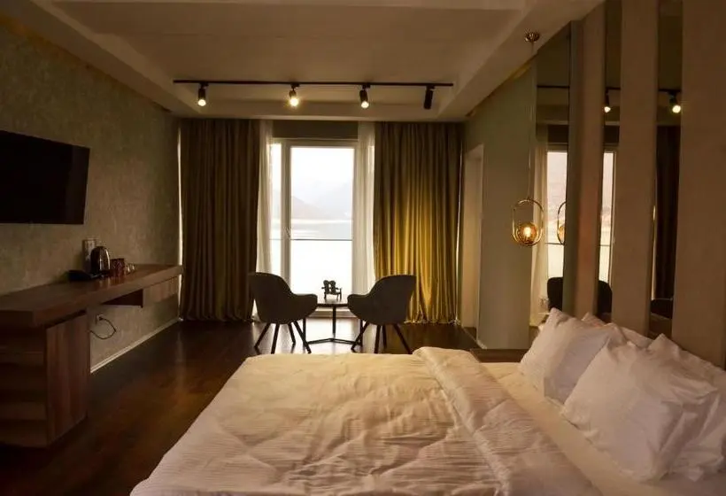Suite with lake view, Cami
