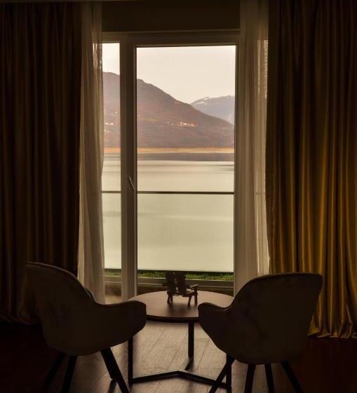 Suite with lake view, Cami