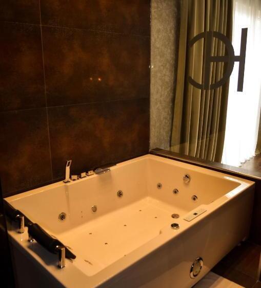Suite with lake view, Cami