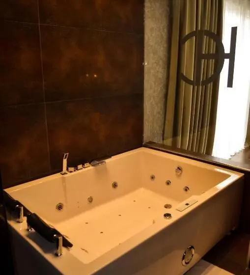 Suite with lake view, Cami