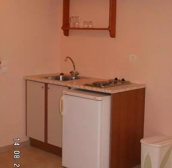 استودیوی استاندارد, Elanthi Village Apartments