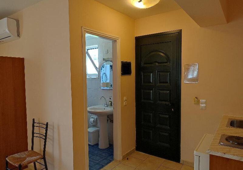 استودیوی استاندارد, Elanthi Village Apartments