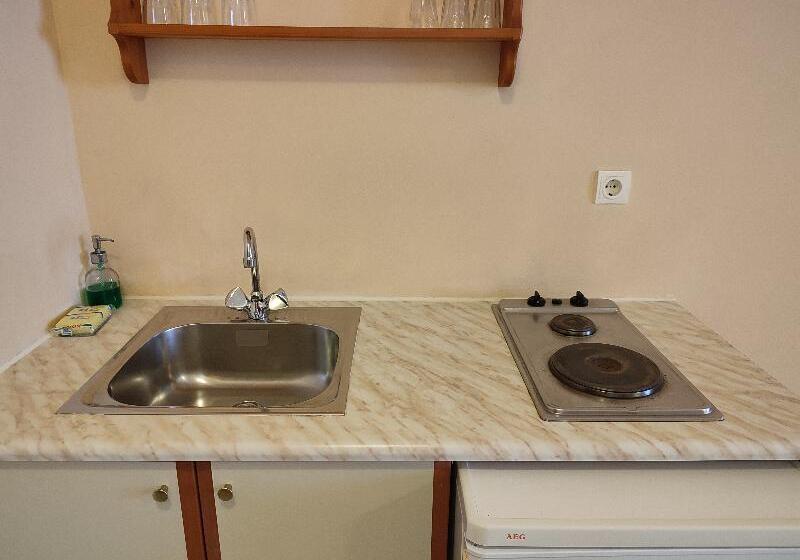 استودیوی استاندارد, Elanthi Village Apartments