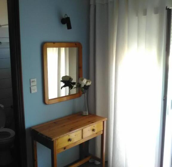 חדר סטנדרט יחיד, Karin & Nikos