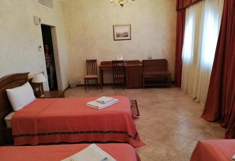 اتاق لوکس سه تخته, Russian Pilgrim Residence