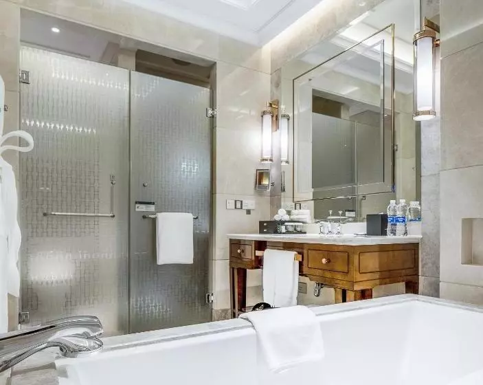 キングサイズベッドのデラックスルーム, Sheraton Grand Wuhan Hankou