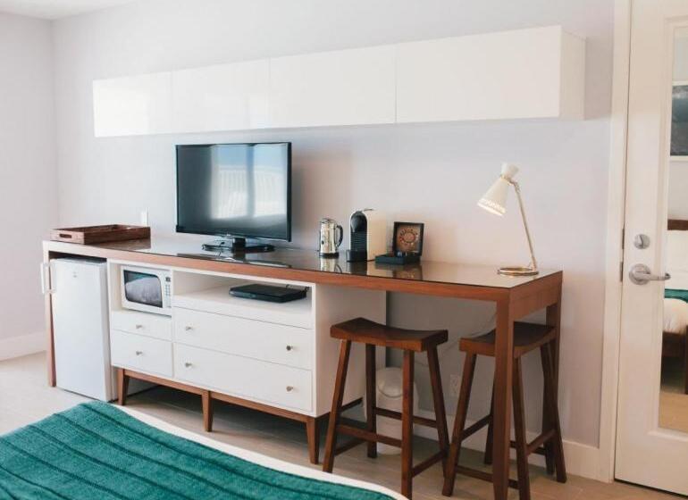 غرفة قياسية مطلّة علي البحر, Tides Inn