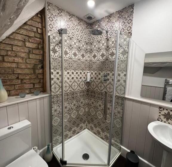 جناح سرير كينج, The Lion, Tredington