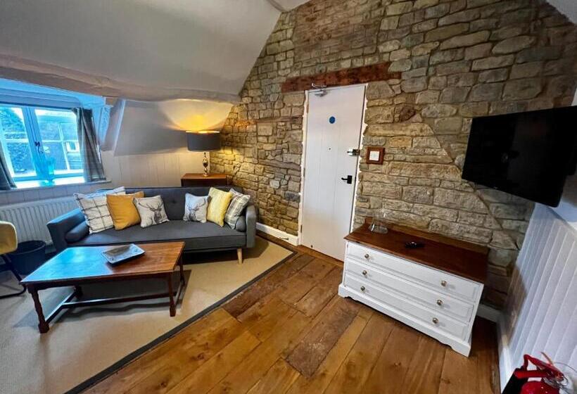 جناح سرير كينج, The Lion, Tredington