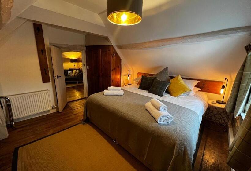 جناح سرير كينج, The Lion, Tredington