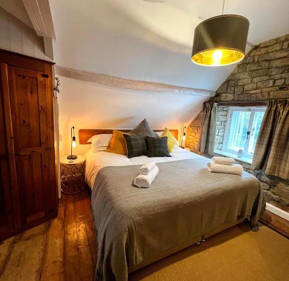 جناح سرير كينج, The Lion, Tredington