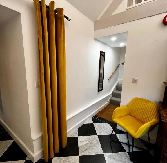 شقة سوبريور غرفة واحدة, The Lion, Tredington