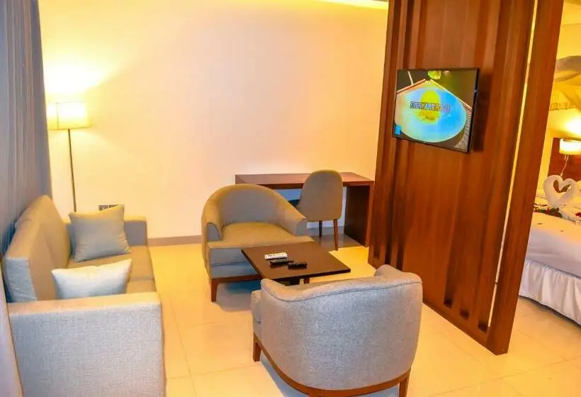 سوییت جونیور, Grand Hotel Juba