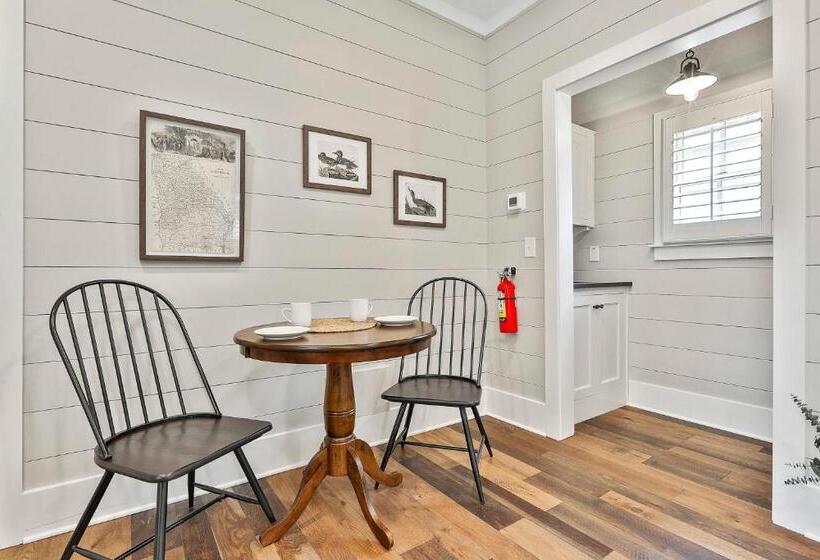 스위트 킹사이즈 침대, The Cottages At Laurel Brooke