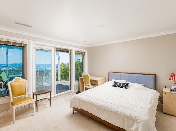 Quarto standard vista mar com balcao, West Vancouver Luxury Home