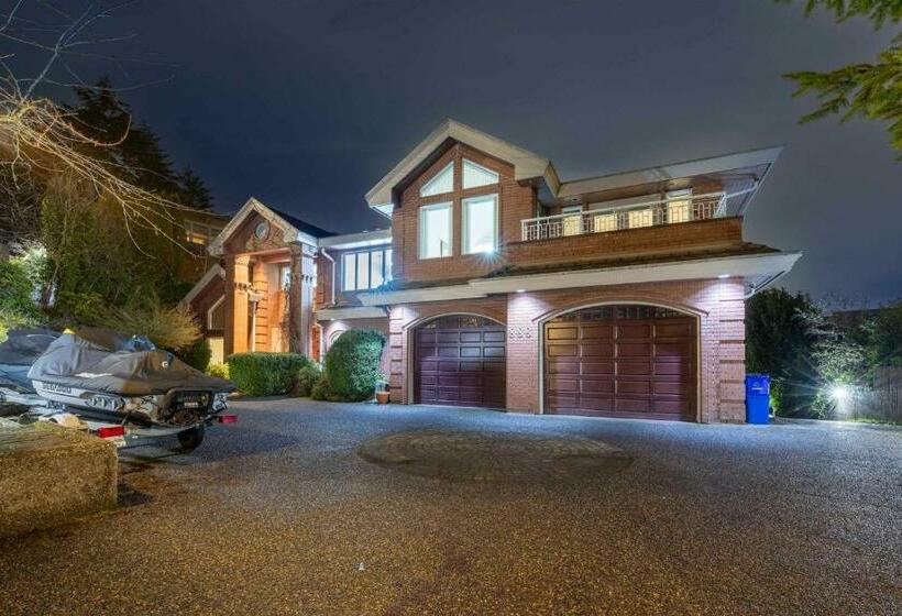 Номер Стандарт Вид на Море с Балконом, West Vancouver Luxury Home