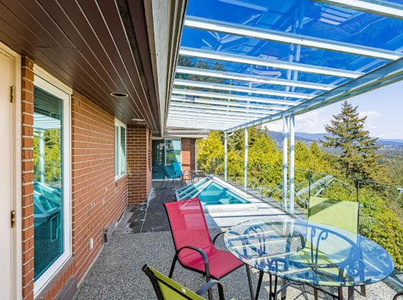 Quarto standard vista mar com balcao, West Vancouver Luxury Home