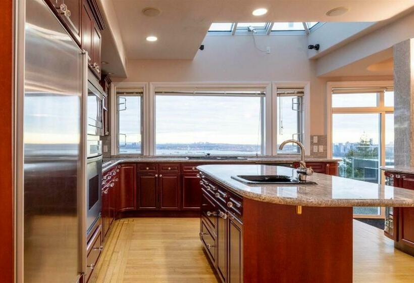 Quarto Deluxe Vista Mar Lateral, West Vancouver Luxury Home