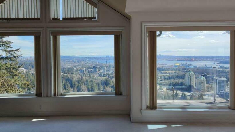 Quarto deluxe vista mar com balcao, West Vancouver Luxury Home