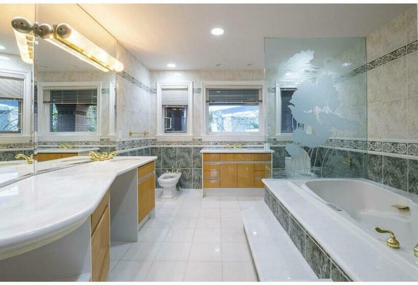 Номер Deluxe Вид на Море с Балконом, West Vancouver Luxury Home