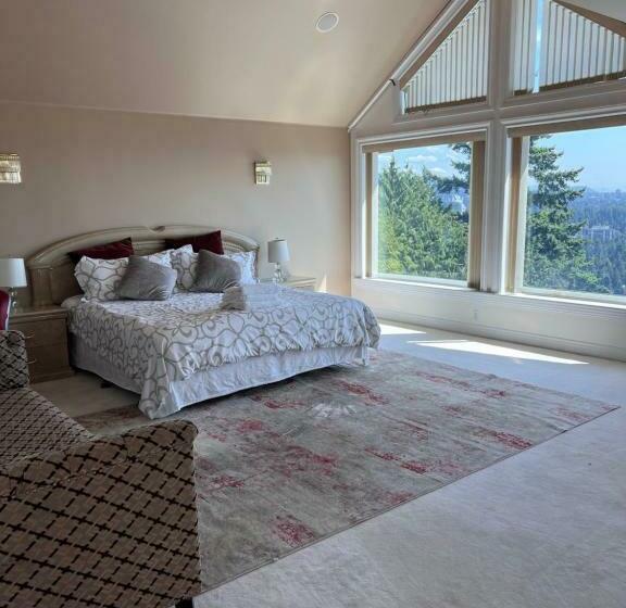 Quarto deluxe vista mar com balcao, West Vancouver Luxury Home