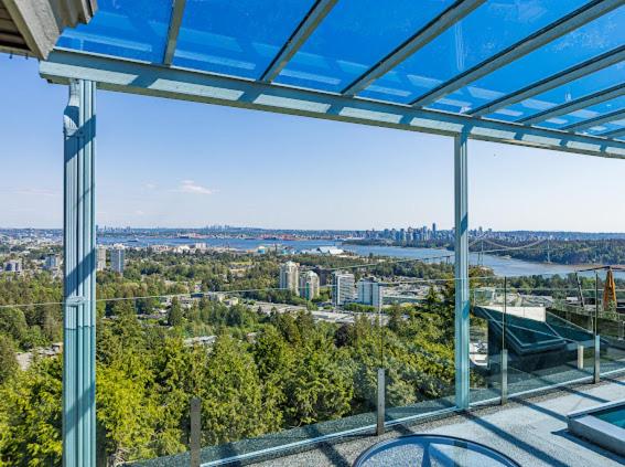 Quarto deluxe vista mar com balcao, West Vancouver Luxury Home