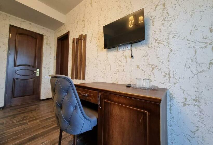 اتاق استاندارد سه نفره, Château Davitiani