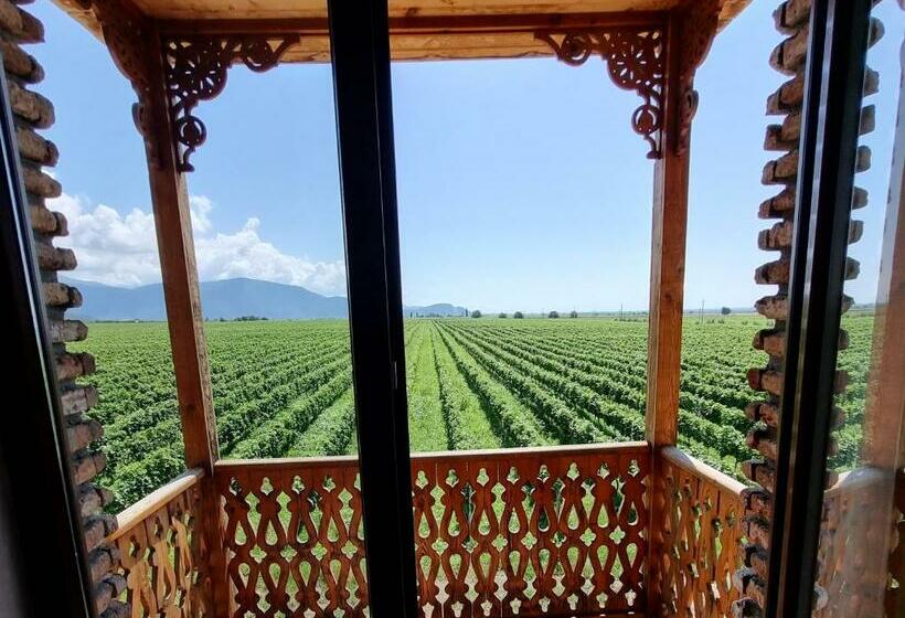 اتاق استاندارد سه نفره, Château Davitiani