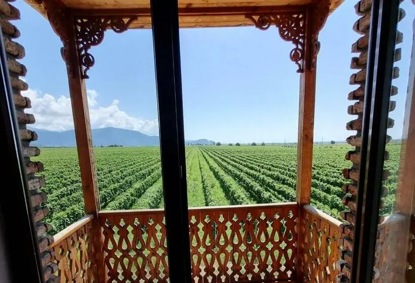 اتاق استاندارد سه نفره, Château Davitiani