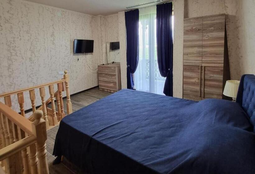 اتاق خانوادگی با چشمانداز کوه, Château Davitiani