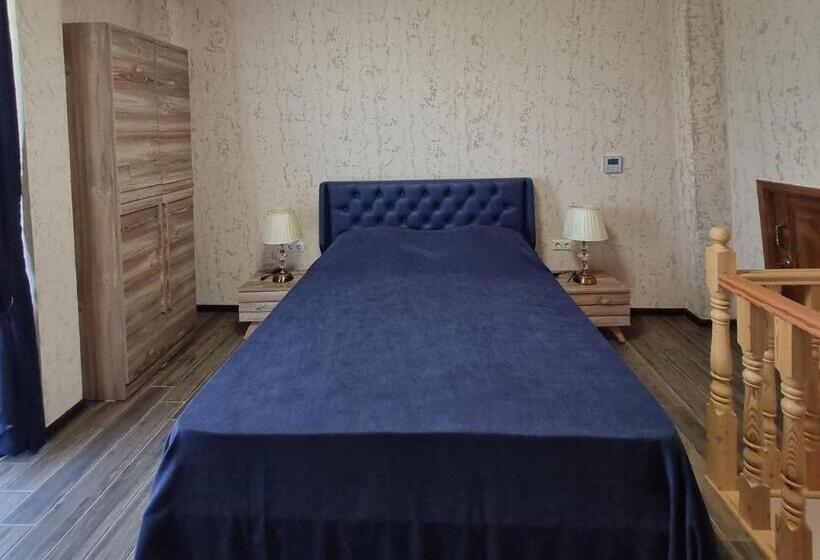 اتاق خانوادگی با چشمانداز کوه, Château Davitiani