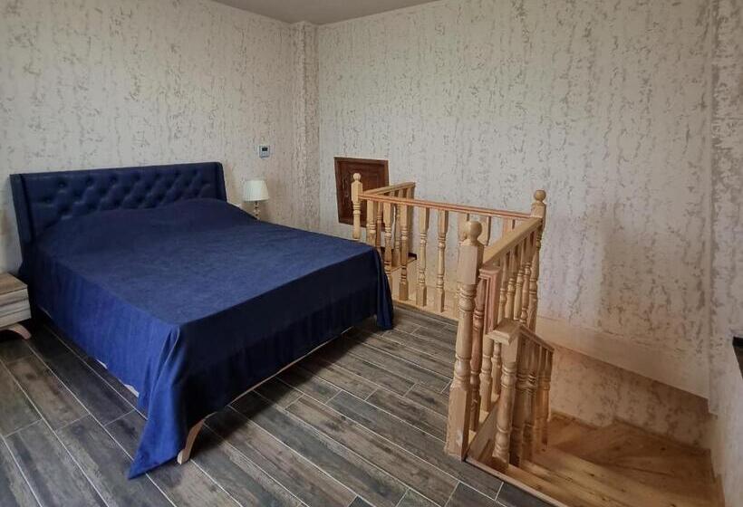 اتاق خانوادگی با چشمانداز کوه, Château Davitiani