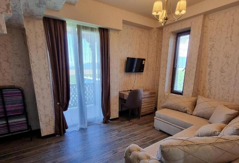 اتاق خانوادگی با چشمانداز کوه, Château Davitiani