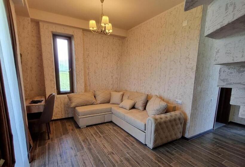 اتاق خانوادگی با چشمانداز کوه, Château Davitiani